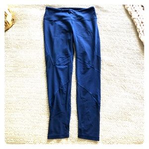 Leggings with mesh cut-outs